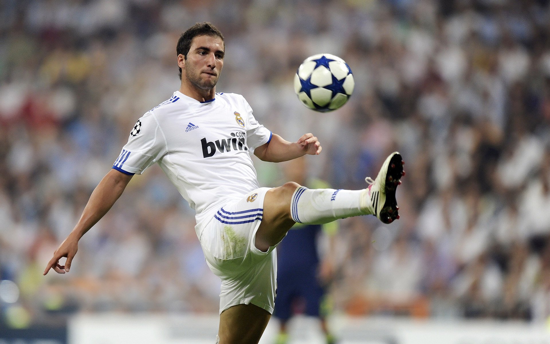 国米4连胜，继续稳居欧冠小组第一，紧追两大豪门，国米连胜纪录