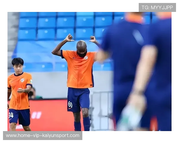 足球长传穿越全场，精准找到前锋破门