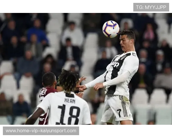 C罗头球摆渡做球，胜利跟进补射，c罗头球攻门